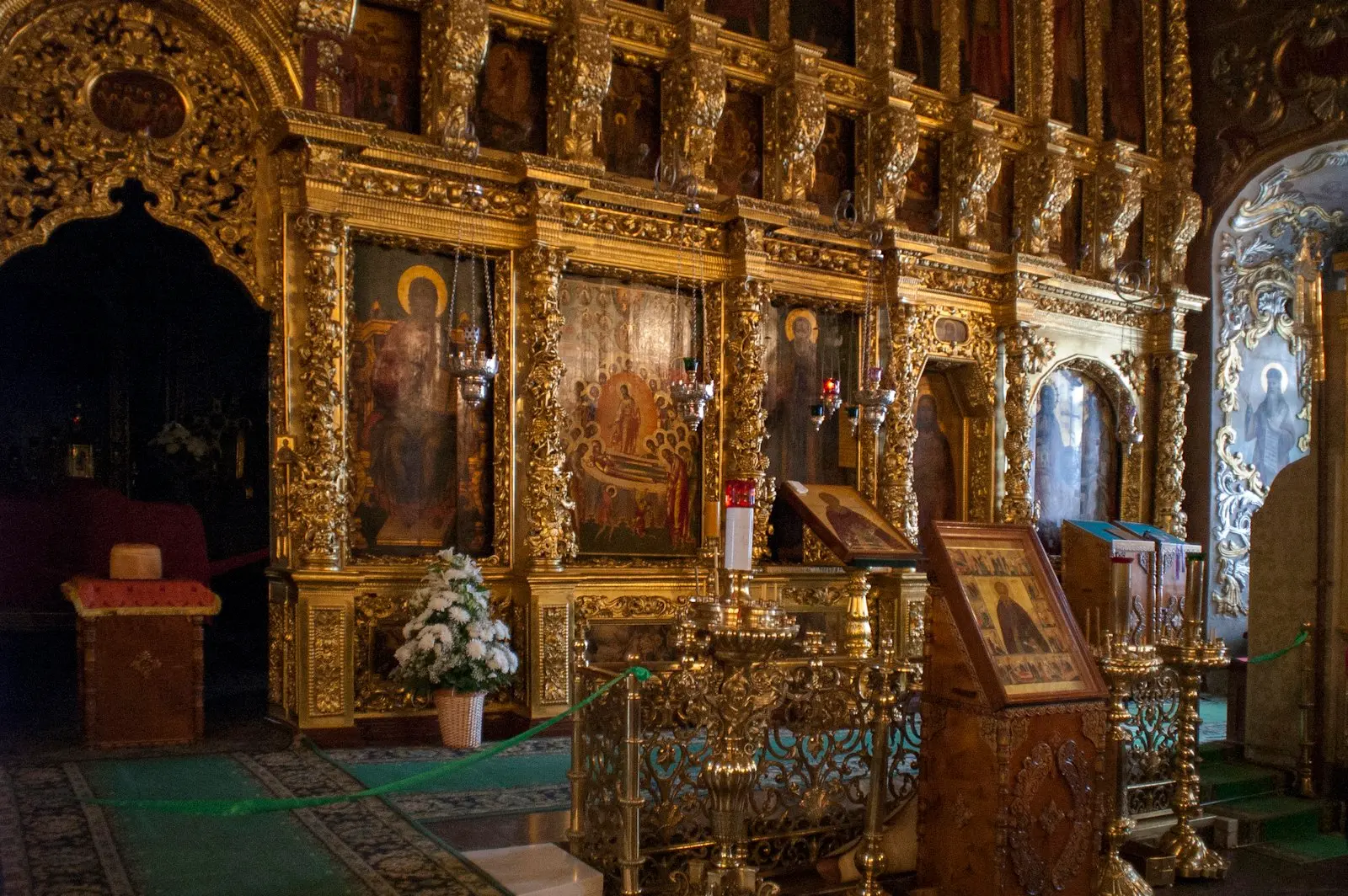 Catapeteasmă aurie cu icoane, într-o biserică ortodoxă