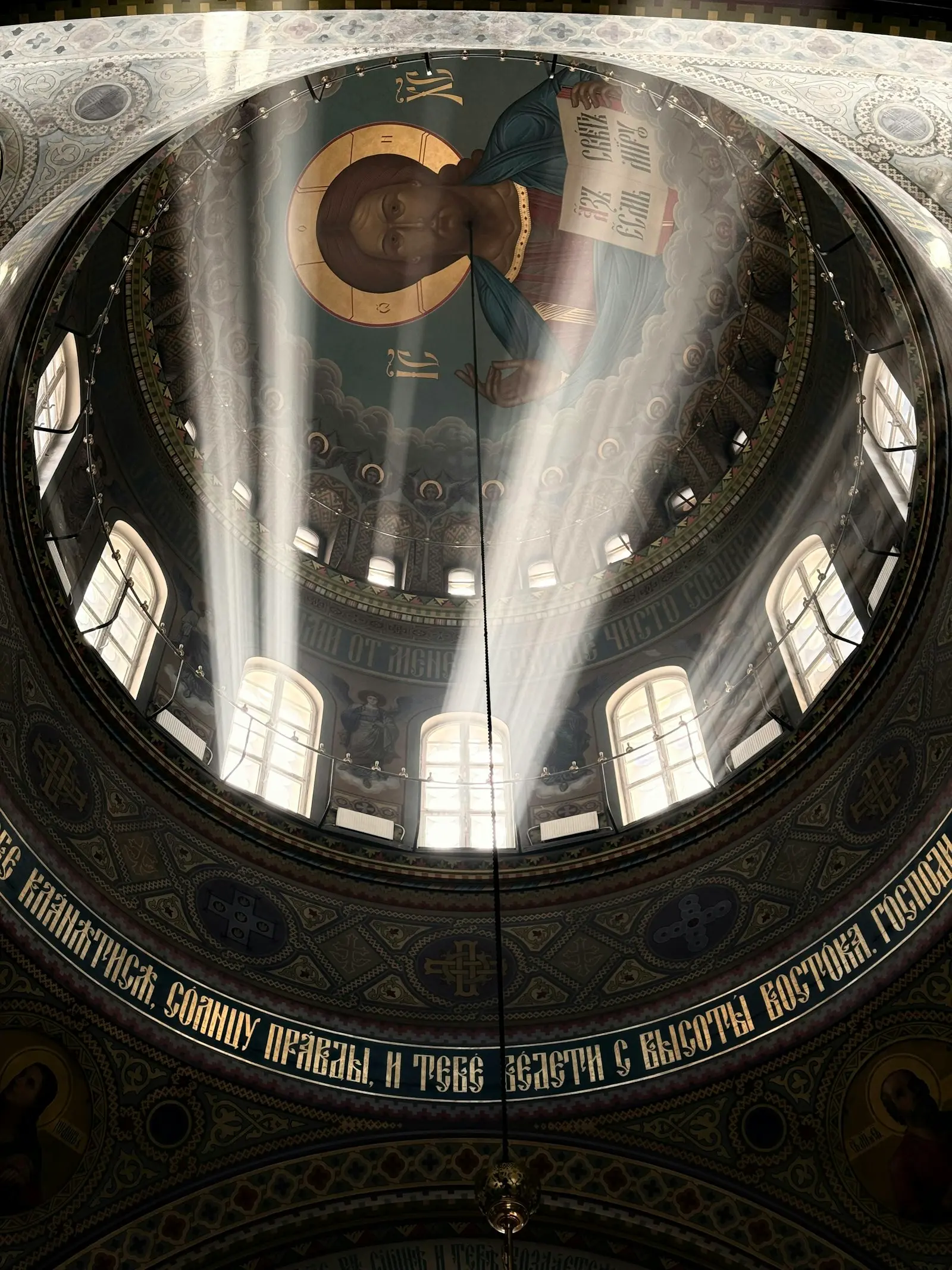 Cupola unei biserici ortodoxe, străbătută de raze de lumină